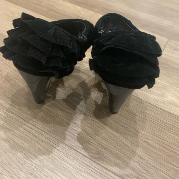 Qupid black kitten heels with frilled ankle - Picture 6 of 6